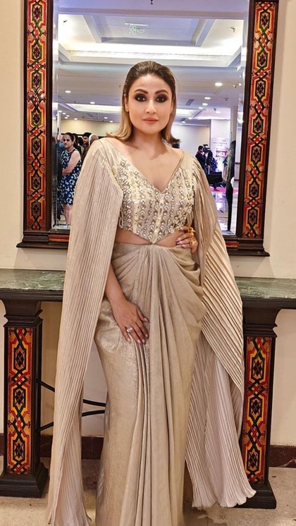 <p>आपको डिजाइनर ड्रेस पहनना पसंद हैं तो इस उर्वशी ढोलकिया की तरह ड्रेस पहनें। इस आउटफिट से कोई आपकी ऐज का अंदाजा नहीं लगा पाएगा। आप इसे डिजाइनर से स्टिच्ड करवा सकती हैं। </p>
