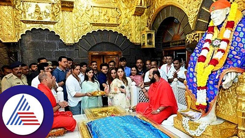 Ahead of Dunki Shah Rukh Khan seeks blessings at Shirdi Temple with Suhana suc