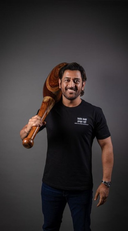 <p>भरतीय क्रिकेट टीम के पूर्व कप्तान महेंद्र धोनी को बाइक का खासा शौक है। ये शौक उनके शुरुआती दौर का ही है।<br />
 </p>
