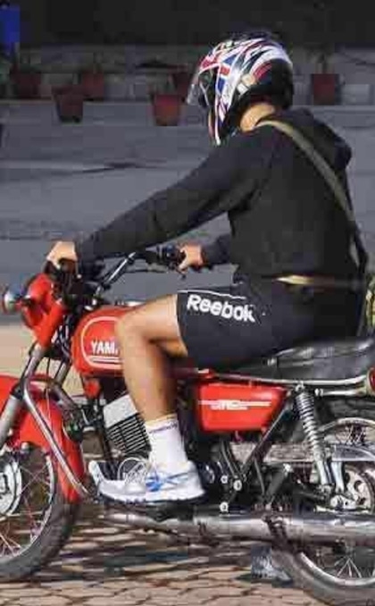 <p>माही को बाइक से घूमना काफी पसंद है। वह बाइक से अक्सर जिम भी जाया करते हैं।<br />
 </p>
