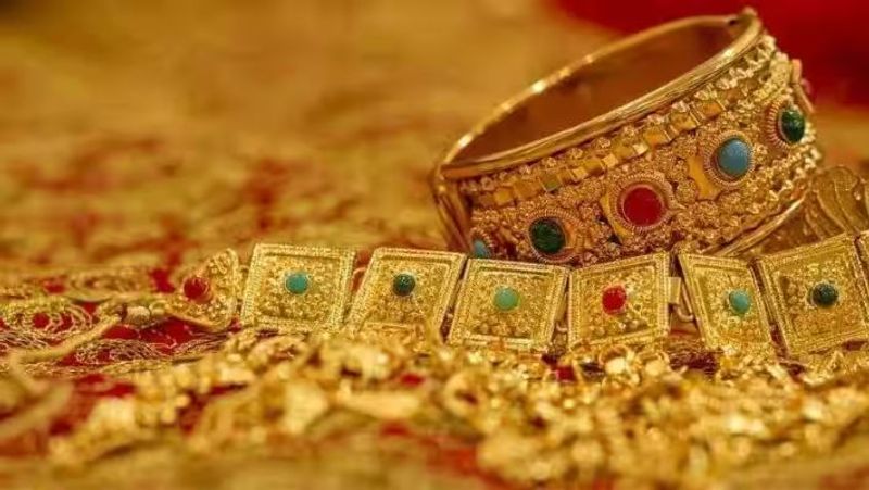 19 kilogram gold worth Rs 13 crore stolen from SBI bank 