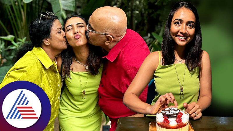 Sihi Kahi Chandru daughter Hitha Chandrashekar celebrates her birthday with family vcs