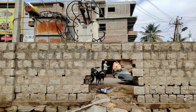 Miscreants Defecated the Government Kannada School in Kolar grg 