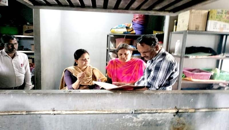 Chitradurga DC Divya Prabhu Sudden Visited to Indira Canteen grg 