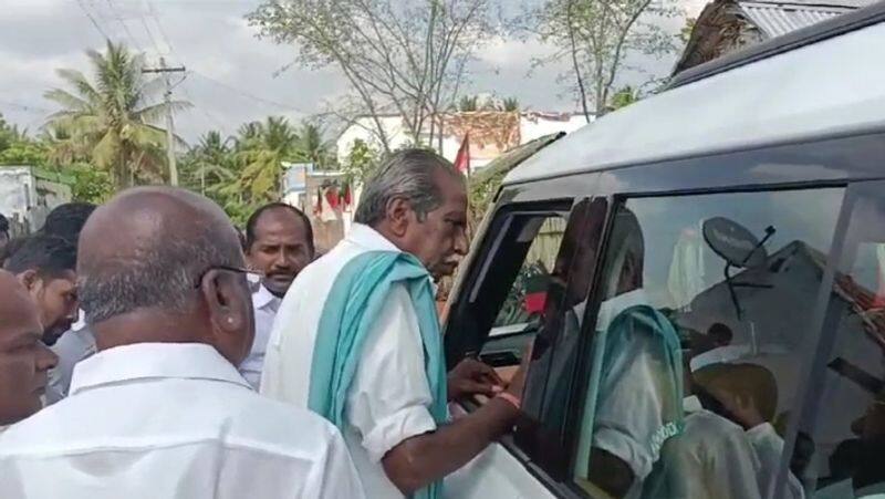 old man argued with DMK MP A.Raja in avinashi tvk