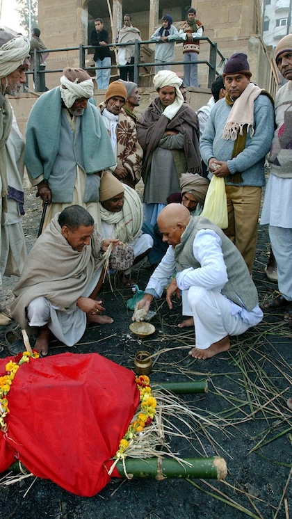 <p>पश्चिम बंगाल के वीर भूमि जिले स्थित है माता तारा का मंदिर। इसी के निकट है महाश्मशान। यहां तांत्रिकों को शीघ्र सिद्धि प्राप्त होती है। दूर-दूर से तंत्र साधक यहां आते हैं।</p>
