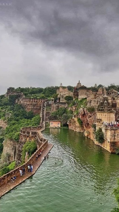 <p>राजस्थान का वो किला जो 3 जौहर,कई खूनी लड़ाइयों और कई राजाओं के शासन का गवाह रहा है। इस किले ने समय को बदलते देखा है। आज भी किले की शौर्य गाथा लोगों की जहन में बसी है।<br />
 </p>
