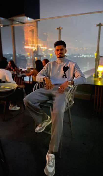 <p>मुंबई के चैंबूर में रहने वाले श्रेयस अय्यर लग्जरी लाइफ जीने के शौकीन है। क्लब और जिम में भी वह काफी समय बिताते हैं।</p>
