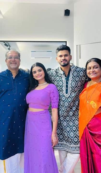 <p>श्रेयस अय्यर को फैमिली के साथ टाइम  बिताना पसंद है। श्रेयस हर त्यौहार अपनी फैमिली के साथ ही सेलिब्रेट करते हैं।</p>
