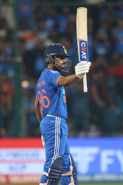 <p>विश्वकप 2023 में श्रेयस अय्यर का प्रदर्शन धमाकेदार रहा। मिडिल ऑर्डर में श्रेयस ने टीम को संभालने के साथ शतक लगाने के साथ कुल 526 रन बनाए।</p>
