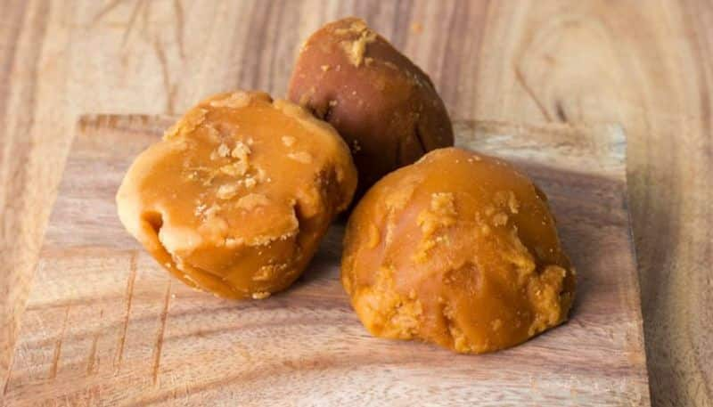 eat jaggery on an empty stomach in the morning 