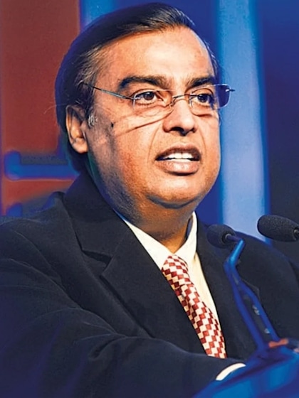 <p>मुकेश अंबानी भारत के सबसे अमीर व्यक्ति हैं। बिजनेस में अब उनका हाथ ईशा, आकाश और अनंत बंटा रहे हैं। पापा के नक्शेकदम पर चलते हुए तीनों बिजनेस को नई बुंलदियों पर पहुंचा रहे है। </p>
