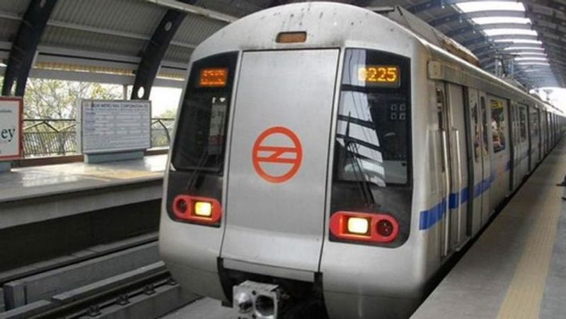 After Sari is trapped between doors and dies from a head injury, a Delhi metro train pulls the woman several meters-rag