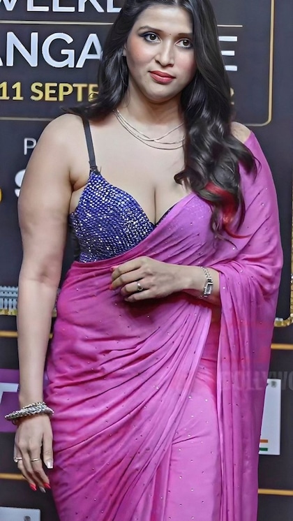 <p>इन दिनों प्लेन साड़ी संग ब्रालेट ब्लाउज का क्रेज है। अगर आप रिवीलिंग पहनना पसंद करती हैं तो इस लुक से इंसिप्रेशन ले सकती हैं। एक्ट्रेन ने थ्री लेयर्ड चेन और कर्ल संग लुक पूरा किया।</p>
