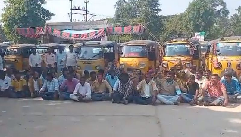 Auto driver protest against Mahalaxmi Scheme at Hyderabad Bus Bhavan AKP