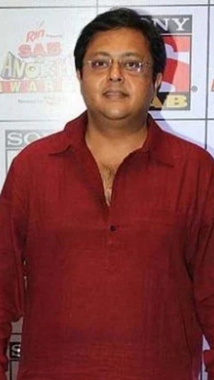 <p>टीवी जगत का जाना माना चेहरा नीतीश पांडे की हार्ट अटैक आने के कारण मौत हो गई थी वह टीवी के पॉपुलर शो अनुपम में काम कर रहे थे।<br />
 </p>
