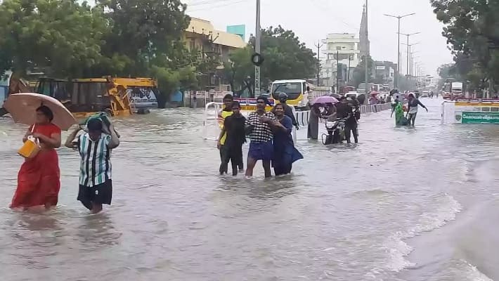 The Meteorological Department has warned that there is a possibility of heavy rain in the southern districts KAK