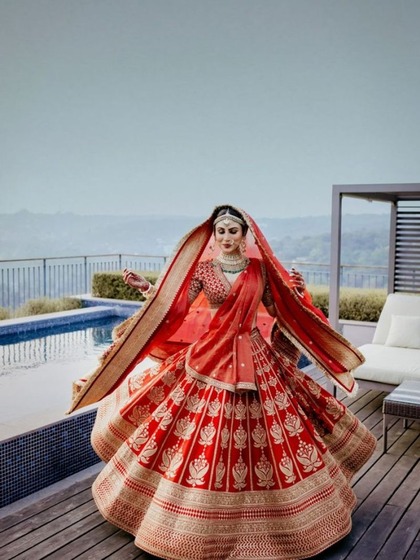<p>अगर आप अपनी वेडिंग के लिए लहंगा तलाश कर रही है तो आंख बंद कर इस लहंगे को पसंद कर ले। ब्राइड बनाकर आप सबसे सुंदर लगेंगी।</p>
