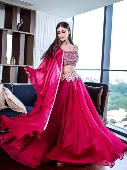 <p>फ्यूशिया कलर के लहंगे पर वाइट काम है। संगीत सेरेमनी के लिए यह लहंगा एकदम परफेक्ट है</p>

