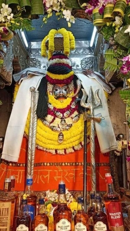 <p>वाराणसी भगवान शिव की नगरी है लेकिन शहर के कोतवाल हैं बाबा काल भैरव। जहां यमराज की भी नहीं चलती। बिना काल भैरव के दर्शन बिना बाबा काशी विश्वनाथ के दर्शन अधूरे माने जाते हैं। </p>
