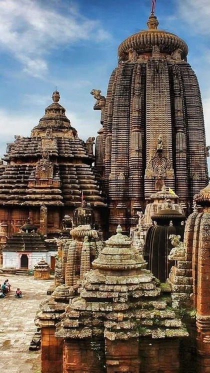 <p>ओडिसा के भुवनेश्वर में स्थित लिंगराज मंदिर में भगवान शिव और विष्णु की एक साथ पूजा की जाती है। यहां हिंदू के अलावा अन्य धर्म के लोगों का प्रवेश बिल्कुल वर्जित है। </p>
