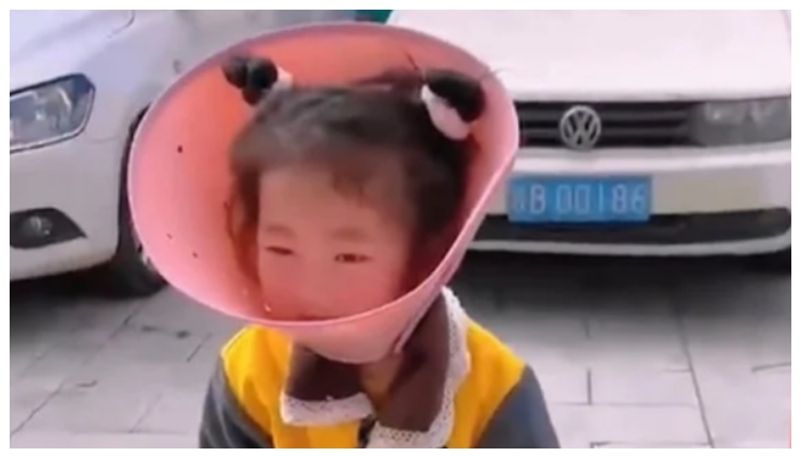 Social media criticizes a five-year-old girl for wearing a dog cone collar bkg