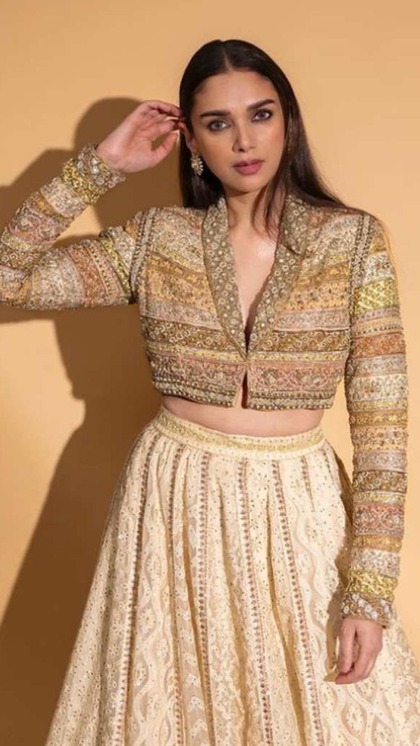 <p>सिल्क फैब्रिक में यह फुल स्लीव ब्लाउज सीक्विन और हेवी एम्ब्रॉएडरी के साथ बहुत खूबसूरत है। इसका बेस कलर यलो है। इसकी खासियत शिफॉन, जॉर्जेट और कॉटन मिक्स फैब्रिक है। </p>
