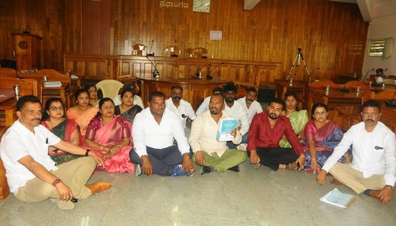 BJP JDS Members Held Protest in City Council General Assembly in Chikkamagaluru grg 