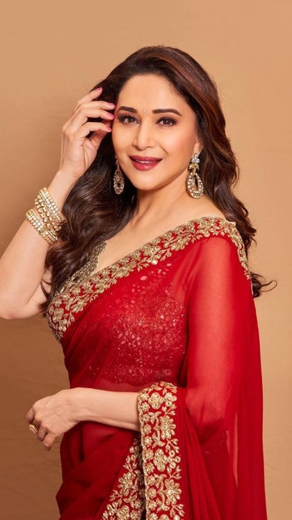 World Saree Day: इन 10 साड़ियों के बिना अधूरा है फैशन, जरूर करें Try