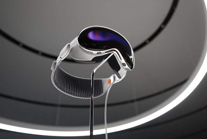 Apple Vision Pro headset estimated to have sold 180000 units during pre order Reports gcw