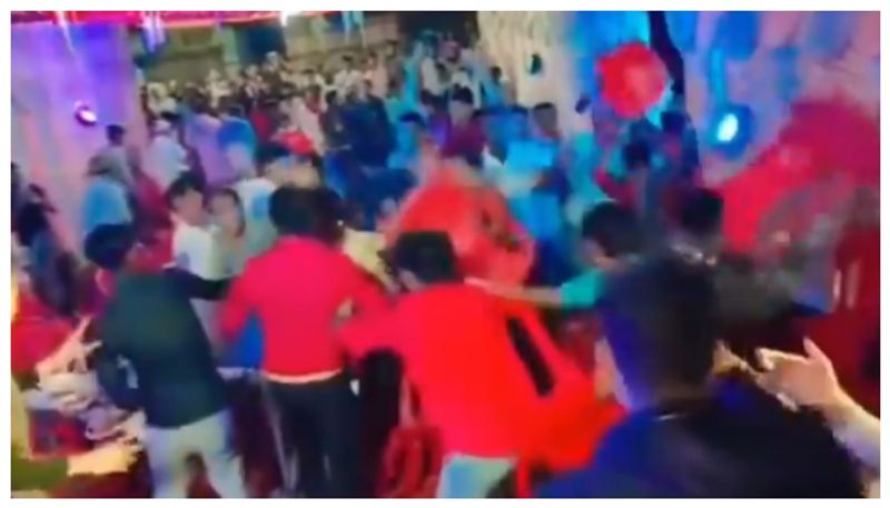 video of fight for paneer in a indian wedding reseption went viral bkg 