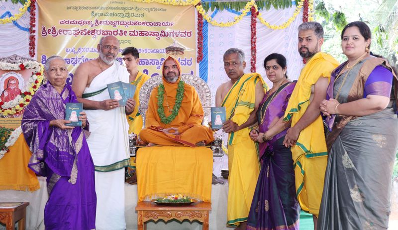 Jagadeesha Sharmas Sri raghavendra bharati swamiji values of Life DivyaJeevana Book released in Shivamogga ckm