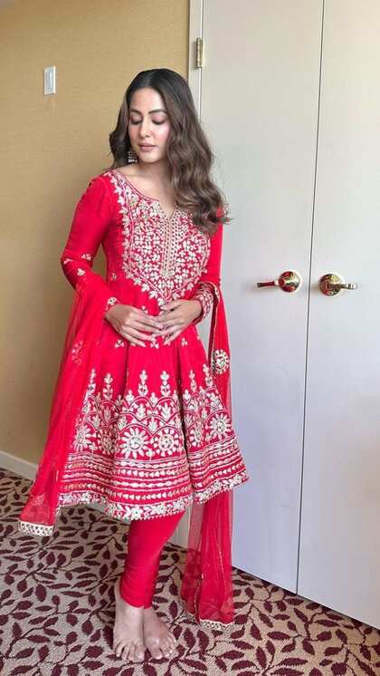 <p>रेड पेल्पम सूट में हैवी व्हाइट एंब्रॉयडरी का वर्क है। एक्ट्रेस ने मैचिंग लैगिंग और हैवी इयररिंग्स पहने हैं। कर्ल हेयर उनकी सुंदरता में चार चांद लगा रहे हैं। </p>
