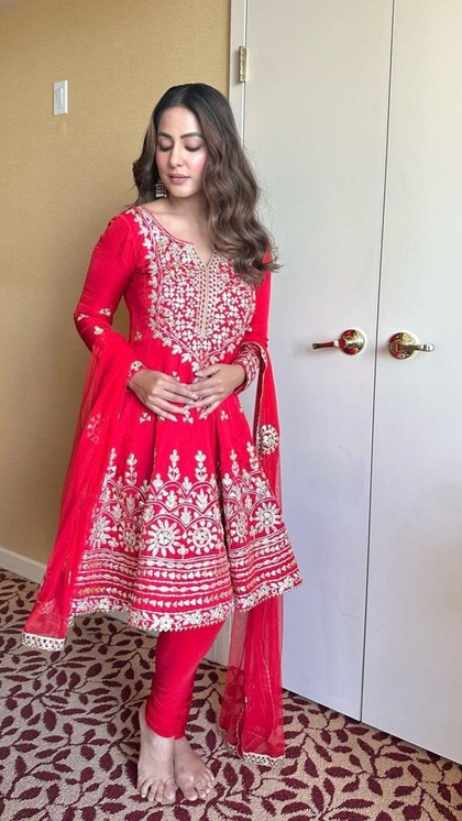 <p>रेड पेल्पम सूट में हैवी व्हाइट एंब्रॉयडरी का वर्क है। एक्ट्रेस ने मैचिंग लैगिंग और हैवी इयररिंग्स पहने हैं। कर्ल हेयर उनकी सुंदरता में चार चांद लगा रहे हैं। </p>

