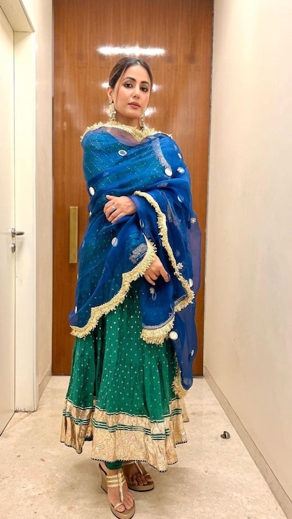 <p>बंधनी फुल लेंथ अनारकली सूट में हिना गॉर्जियस लग रही हैं। उन्होंने कंट्रास्ट में नेटेड ब्लू दुपट्टा कैरी किया है। सूट और दुपट्टे में गोल्डन वर्क किया गया है। </p>
