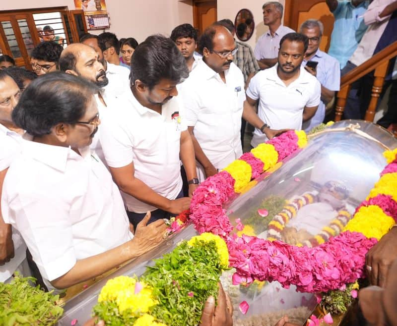 minister udhayanidhi stalin paid last respect to minister kkssr ramachandran's mother in virudhunagar district vel