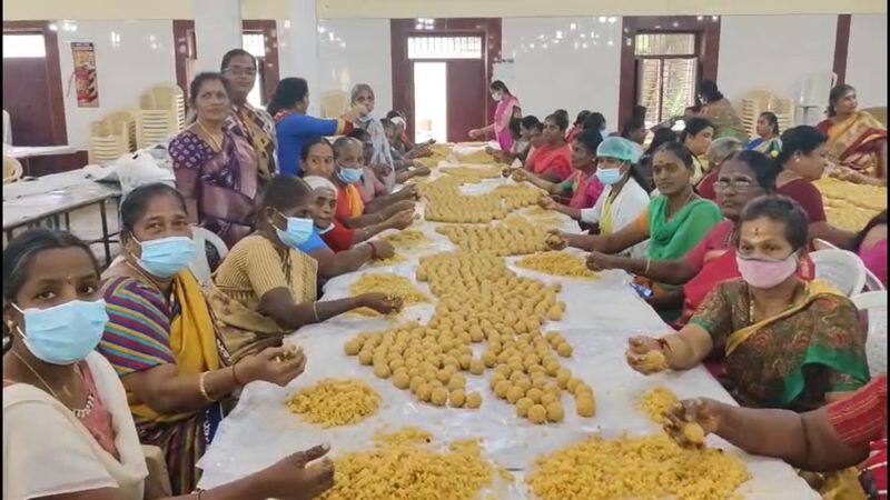 vaikunta ekadasi the process of 1 lakh laddu making doing well to distribute to devotees in tirupur district vel