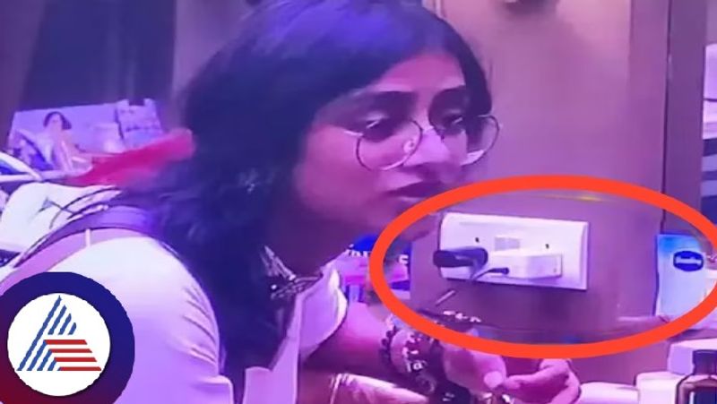 Do the contestants secretly use mobile phones in Bigg Boss, is the charger seen in the photo Vin