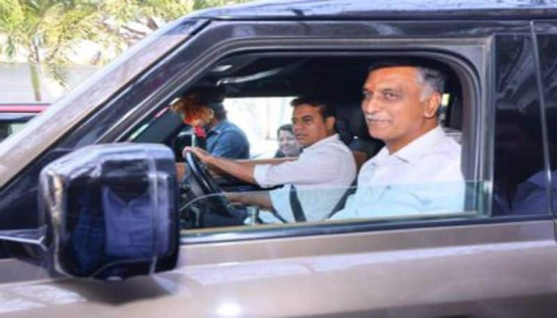 brs mlas harish rao and ktr traveling in same car for attending at home reception at rashtrapati bhavan bollaram ksp