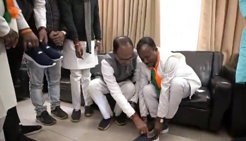 madhya pradesh : BJP Leader Wears Shoes After 6 Years Shivraj Chouhan Shares Video ksp