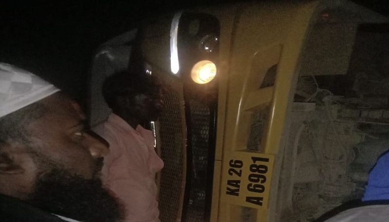 Some Students Injured due to Private Bus Overturned in Gadag grg 