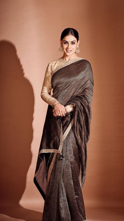 <p>गोल्डन-ब्लैक साड़ी में जेनेलिया अप्सरा से कम नहीं लग रही। उन्होंने राउंड नेक फुल स्लीव ब्लाउज और हैवी इयररिंग्स पहने हैं। मिनिमल मेकअप और बन खूबसूरती में चार चांद लगा रहा है। </p>
