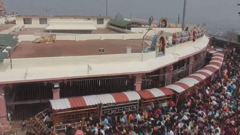 Crowd of devotees flocking to Palani Murugan temple tvk