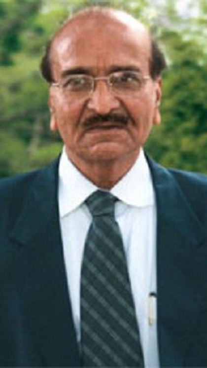 <p>करसमभाई पटेल सरकारी नौकरी में थे। उनका परिवार अच्छा चल रहा था। लेकिन एक दिन सड़क हादसे में बेटी निरूपमा की मौत हो जाती है। जो उन्हें तोड़ कर रख देती है। </p>
