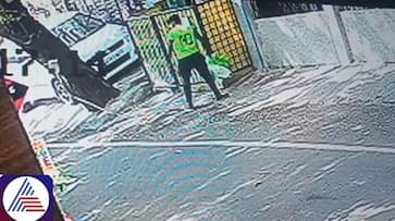 Woman alleges BBMP staff litter garbage in front of house at Murugeshpalya in Bengaluru (WATCH) vkp Woman alleges BBMP staff litter garbage in front of house at Murugeshpalya in Bengaluru (WATCH) vkp