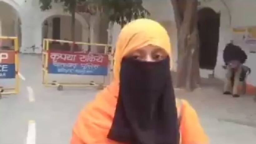 भगवा दुपट्टा ओढ़े मुस्लिम महिला का वायरल है ये वीडियो, आरोप काजी ने घर से कराया बेदखल