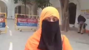 muslim girl wore saffron scarf in kanpur is being threatened for going to chief minister janata darbar zrua