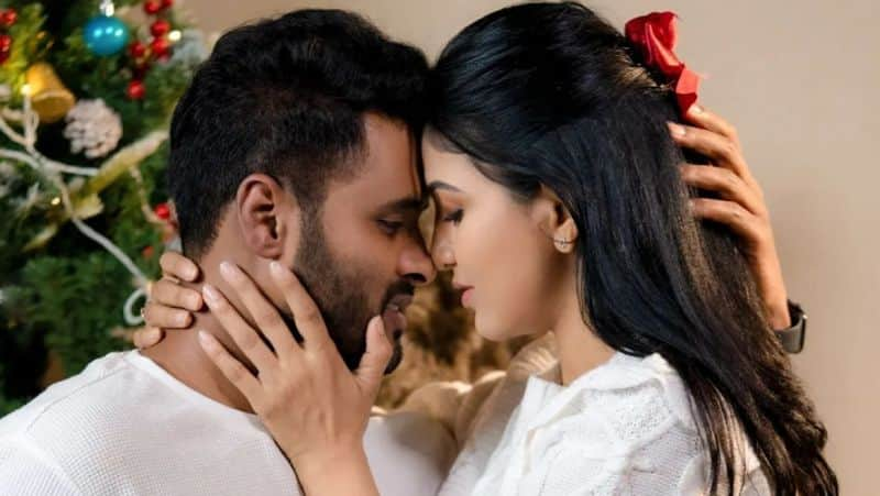 Bigg Boss fame Ameer celebrate christmas with her lover Pavani Reddy viral Romantic clicks gan