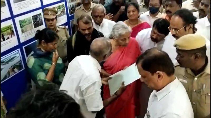 union finance minister nirmala sitharaman inspects flood affected areas in thoothukudi district vel