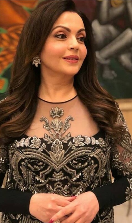 <p>नीता अंबानी तीनों बच्चों के लिए स्ट्रिक्ट मदर थीं। वह बच्चों को स्कूल पब्लिक ट्रांसपोर्ट से भेजती थी। यहां तक उनके टाइमटेबल से लेकर पढ़ाई तक वह खुद रखती थीं। </p>
